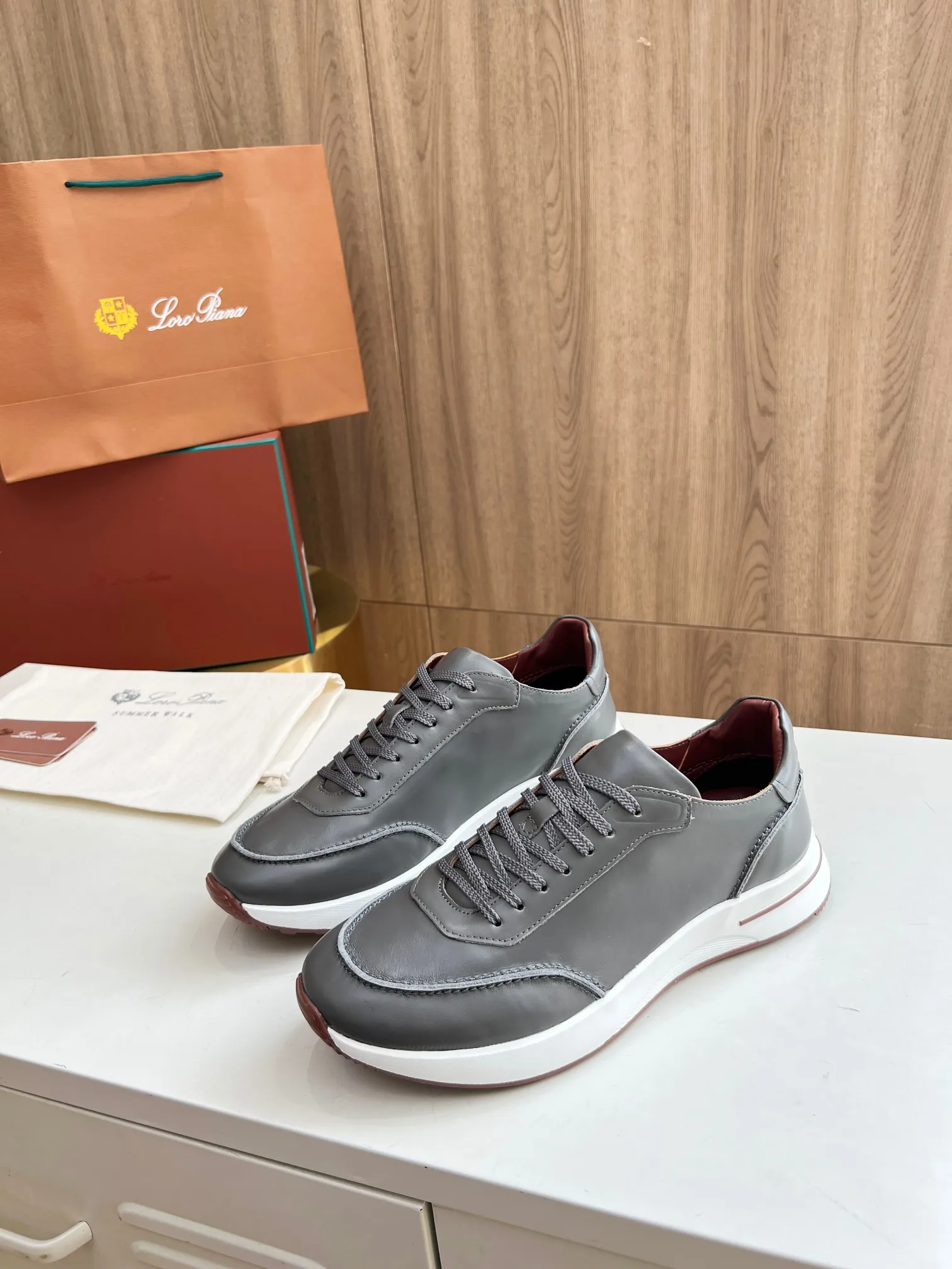 Men's Men's Shoes 💰620 👑Loro Piana* Purchase the original 1:1 copy. Founded the existing Loro Piana company on April 24, 1924. It is now the sixth generation of family business, providing high-quality products to customers who are discerning about taste and quality. Imported calfskin fabrics. The interior is made of imported A-grade water-dyed cow lining. 💝 Focus on top quality, pay for what you pay, and compare the inner details. Original authentic packaging. Code number: 39-45
